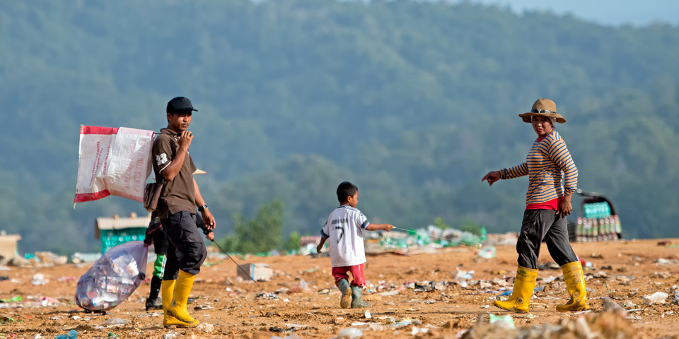 Barn och vuxna p&aring; soptipp