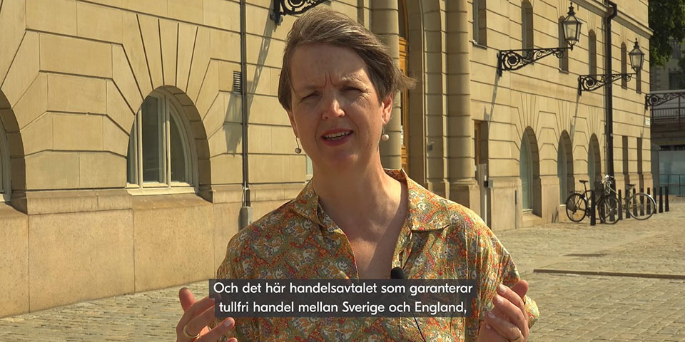 startbild till film där registrator åsa ljungqvist wihl berättar om ett handelsavtal som sverige och storbritannien slöt på 1600-talet, åsa står framför utrikesdepartementet i stockholm