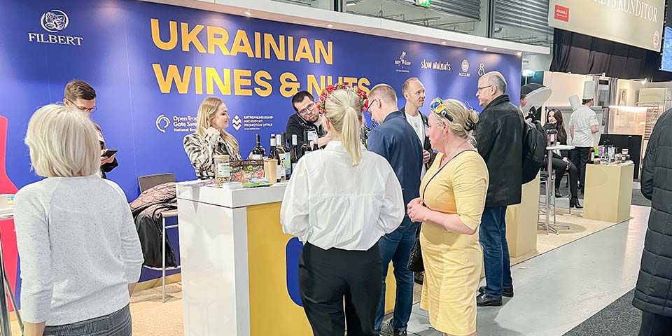 besökarem vid den ukrainska montern vid livsmedelsmässan