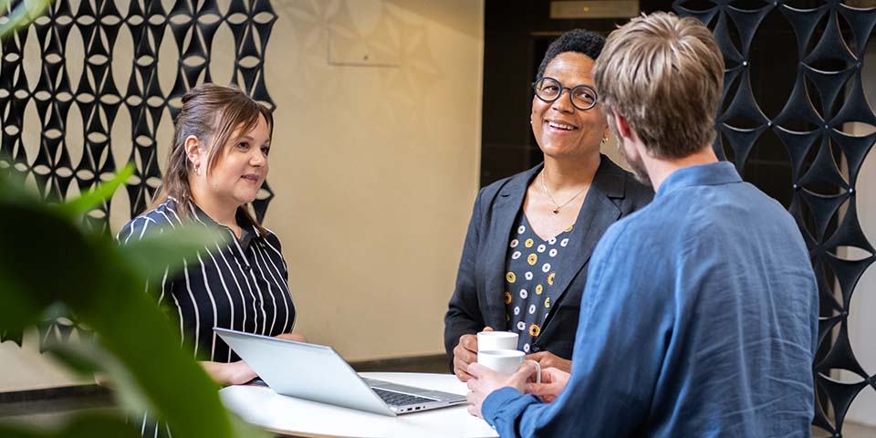 anställda vid kommerskollegium står och talar med varandra