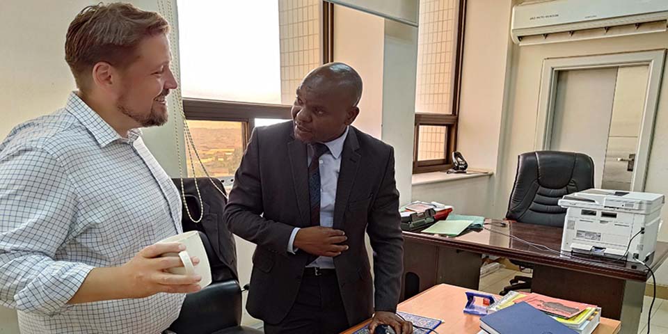 Trust Mufune arbetar med Anders Karlsson från Kommerskollegium på Zambias handels- och industriministerium